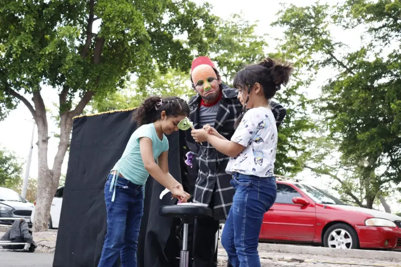 Niños y niñas participan activamente en la obra Vagamundos, disfrutando del teatro corporal al aire libre. Foto: Juan Madrigal