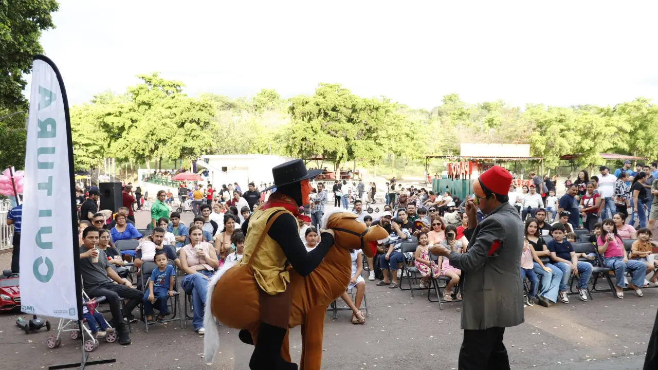 Máscaras, vestuario y movimientos llenan de magia el Lago Encantado del Parque Culiacán 87. Foto: IMCC