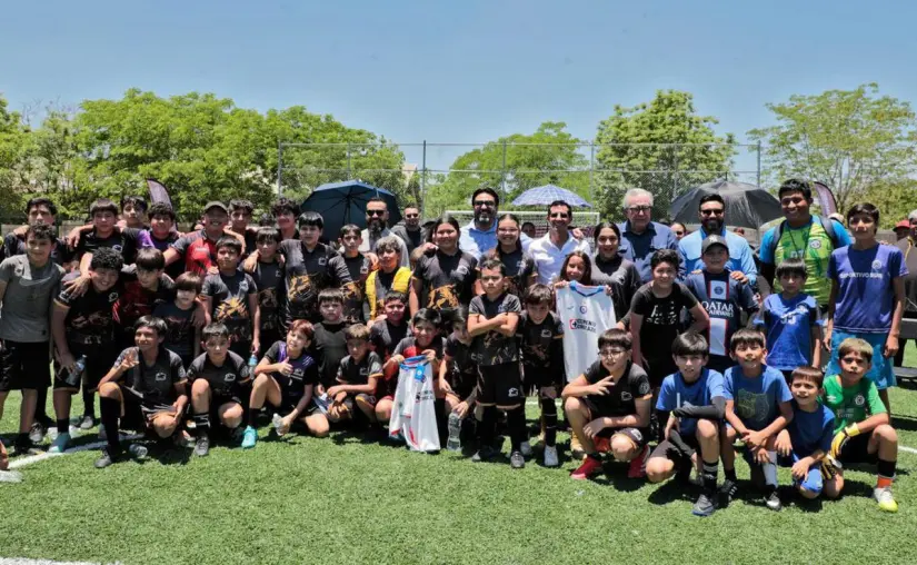 Con la entrega de este espacio deportivo, autoridades federales, estatales y municipales refuerzan su compromiso con el bienestar y desarrollo integral de la niñez y juventud. Con la entrega de este espacio deportivo, autoridades federales, estatales y municipales refuerzan su compromiso con el bienestar y desarrollo integral de la niñez y juventud. Foto: Cortesía