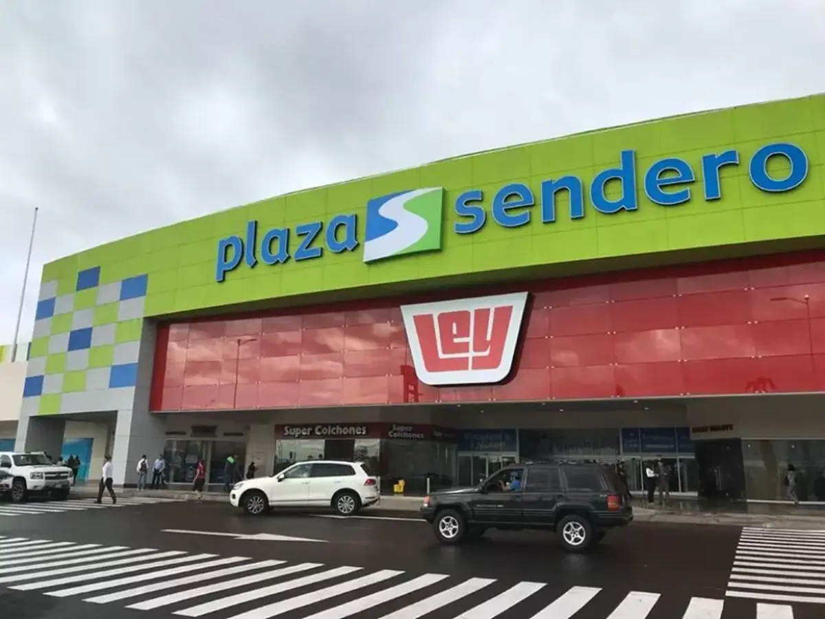 Plaza Sendero es popular por su cine y supermercado. Foto: TBN