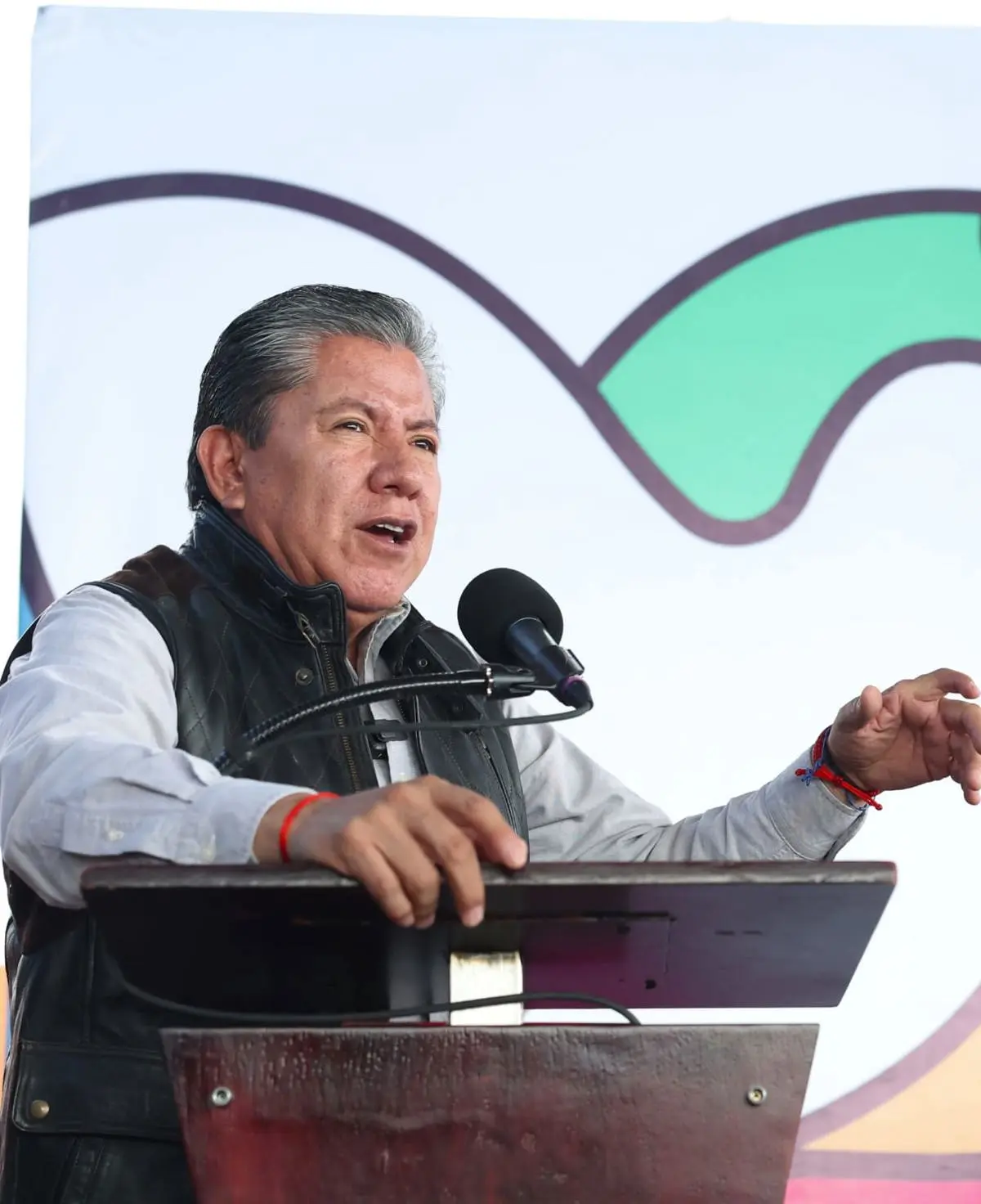 David Monreal durante la entrega de apoyos alimentarios. David Monreal durante la entrega de apoyos alimentarios. Foto: Cortesía.