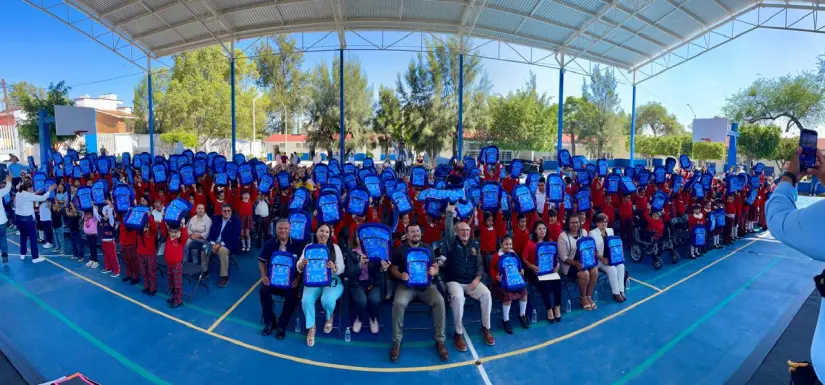 Aspectos de la entrega de los útiles escolares sin costo en el estado de Guanajuato. Foto: Cortesía