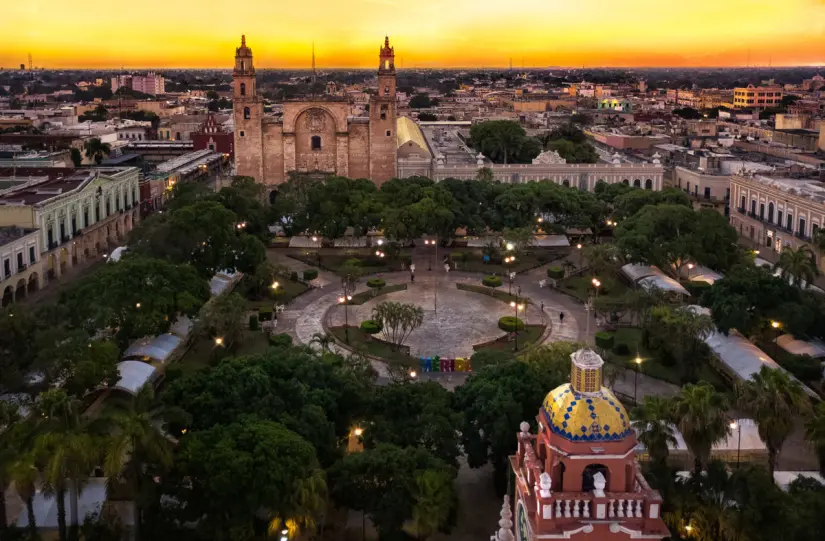 Pasea por Plaza Grande, en Mérida. Foto: Depositphotos. 