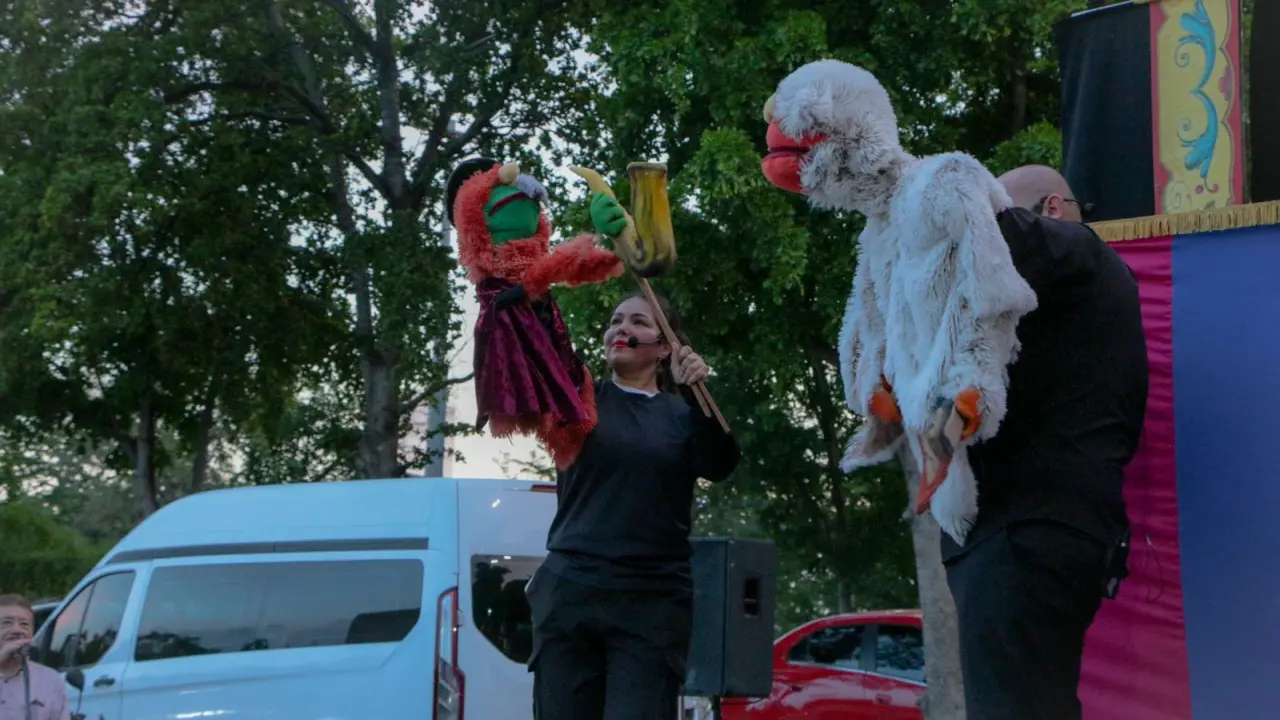 Familias disfrutan de “Divertíteres” en el Parque Culiacán 87 con el programa Itiner-Arte. Foto: IMCC