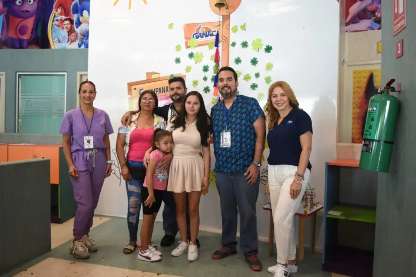 Isabella Avendaño toca la campana de la vida y celebra con valentía el final de su tratamiento contra el cáncer. Foto: Lino Ceballos