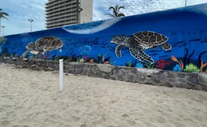 Tortugas y ballenas en el muro interno del malecón de Mazatlán