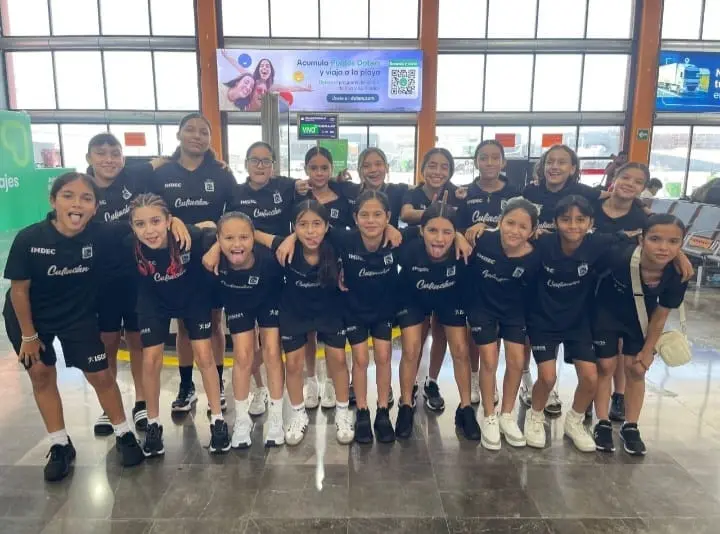 Campeonas nacionales: niñas de Culiacán levantan la copa del futbol infantil femenil en México.  Foto: Cortesía