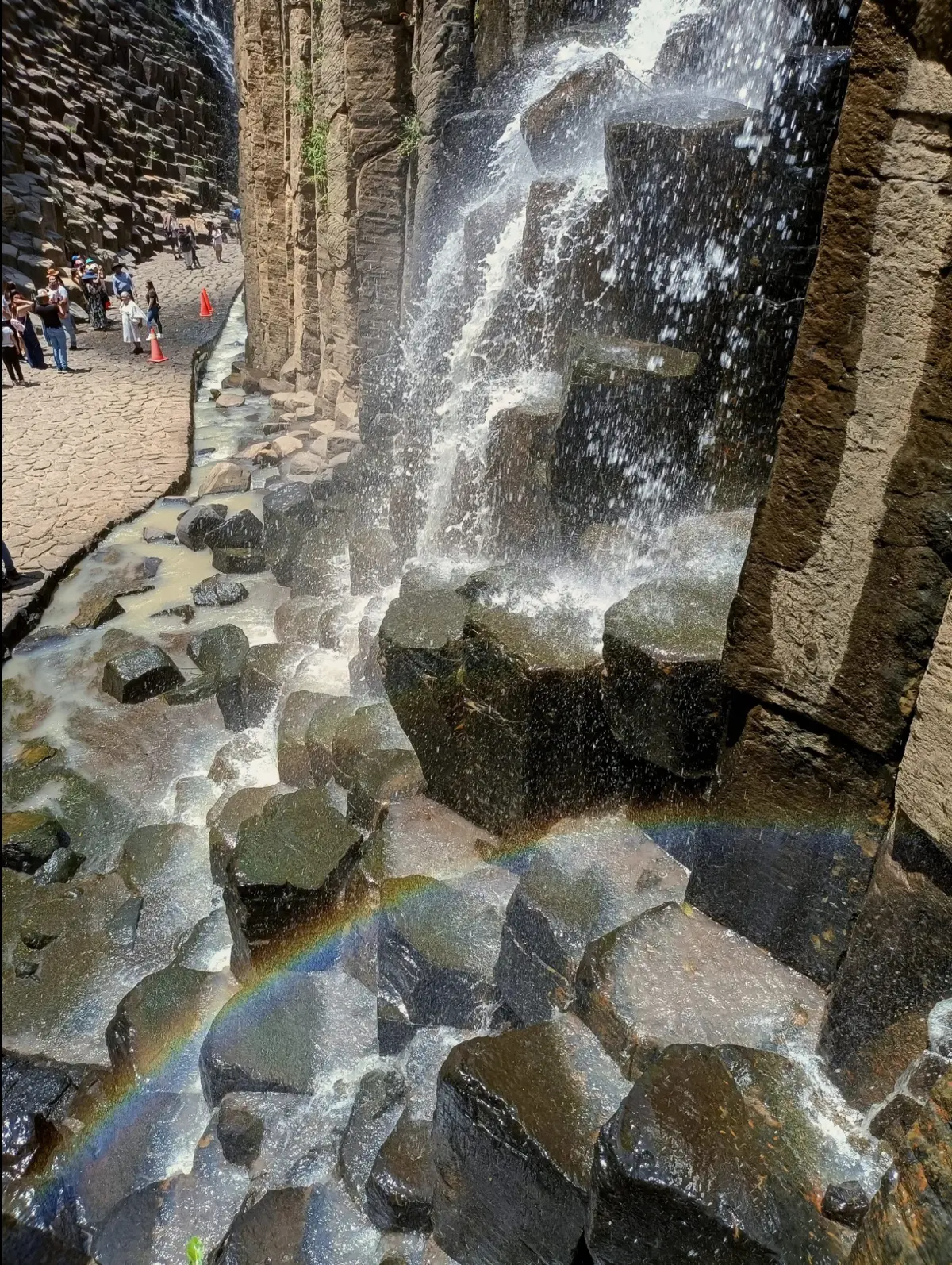 Disfruta de los Prismas Basálticos en la cascada La Rosa. Foto: cortesía.
