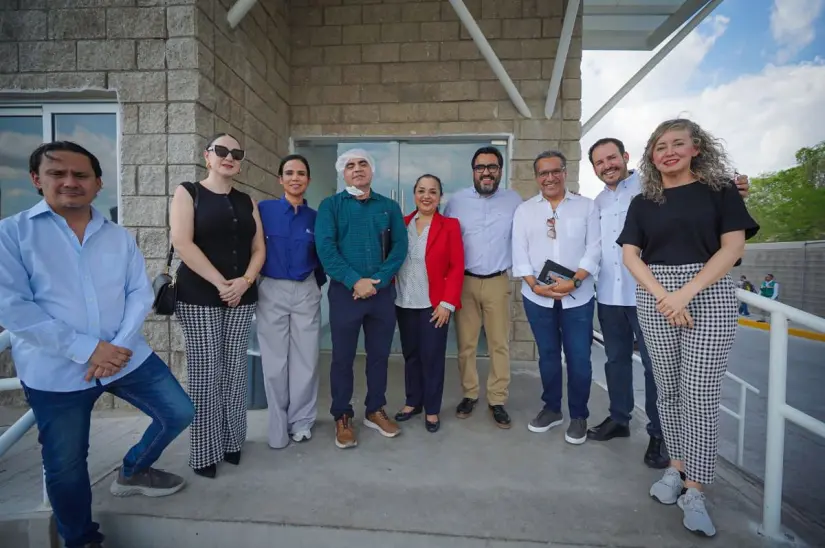Funcionarios públicos visitan la Fábrica de Pasteles Panamá. Foto: Cortesía.