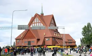 Salvan iglesia histórica en Suecia de hundirse; la trasladaron por carretera