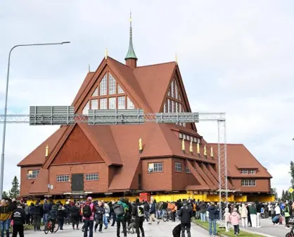 Salvan iglesia histórica en Suecia de hundirse; la trasladaron por carretera
