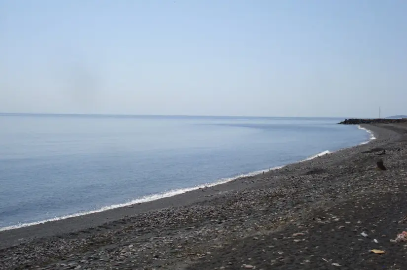 La Playa Santa Rosalía es una de las playas conocidas por sus arenas negras. Foto: Cortesía.