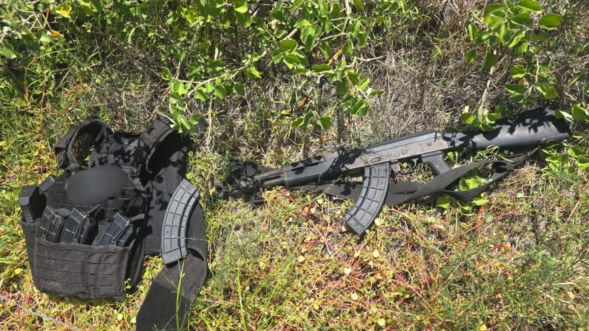 Elementos del Ejército Mexicano y la Guardia Nacional decomisaron armas y equipo táctico en un camino de terracería que conduce a la playa El Tambor, en Navolato.
