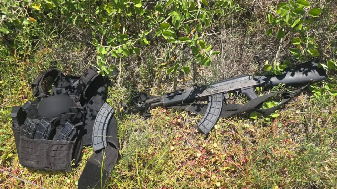 Elementos del Ejército Mexicano y la Guardia Nacional decomisaron armas y equipo táctico en un camino de terracería que conduce a la playa El Tambor, en Navolato.