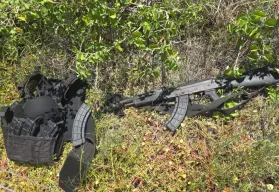 Ejército Mexicano asegura fusil AK-47 y equipo táctico en Navolato, Sinaloa