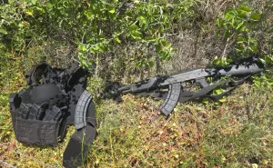 Ejército Mexicano asegura fusil AK-47 y equipo táctico en Navolato, Sinaloa