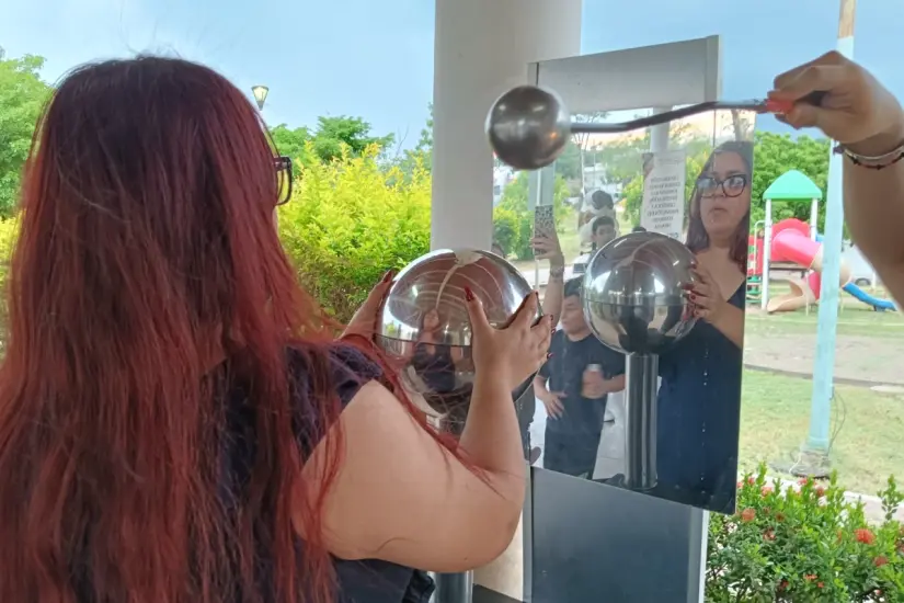 imagen recuadro Decenas de niñas, niños, adolescentes y adultos interactuaron en los diferentes módulos instalados por el Centro de Ciencias de Sinaloa en el Parque Jardines de Santa Fe 4, ubicado por calle Santa Elena.