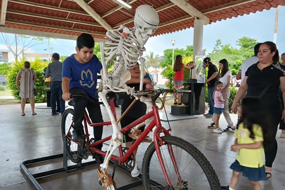 La Feria Ciencia en Movimiento fue abierta a toda la comunidad, quienes tuvieron la oportunidad de explorar la ciencia desde su propio barrio, en el Parque Jardines de Santa Fe 4, ubicado por la calle Santa Elena.