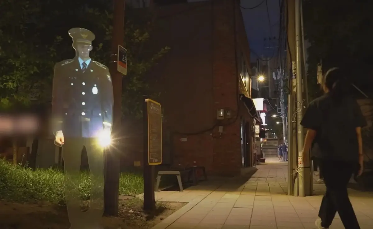 El uniformado tiene tamaño real y está en 3D, por lo que da una mayor sensación de realismo. Foto: KLAB