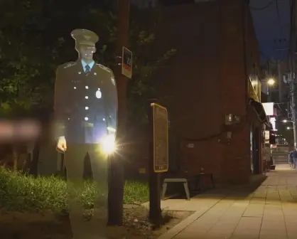 ¡El futuro es hoy! Un holograma de policía vigila un parque en Corea del Sur y se reducen delitos