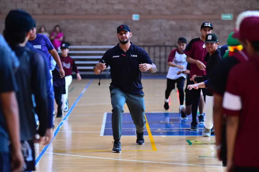 Marco Antonio Camarena supervisa try out para preselección de béisbol en Sinaloa. Foto: ISDE