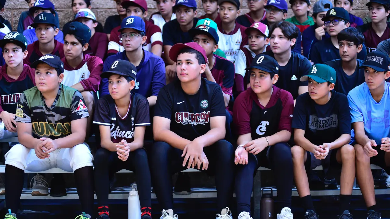 Más de 70 jóvenes buscan un lugar en la preselección de béisbol de Sinaloa. Foto: ISDE