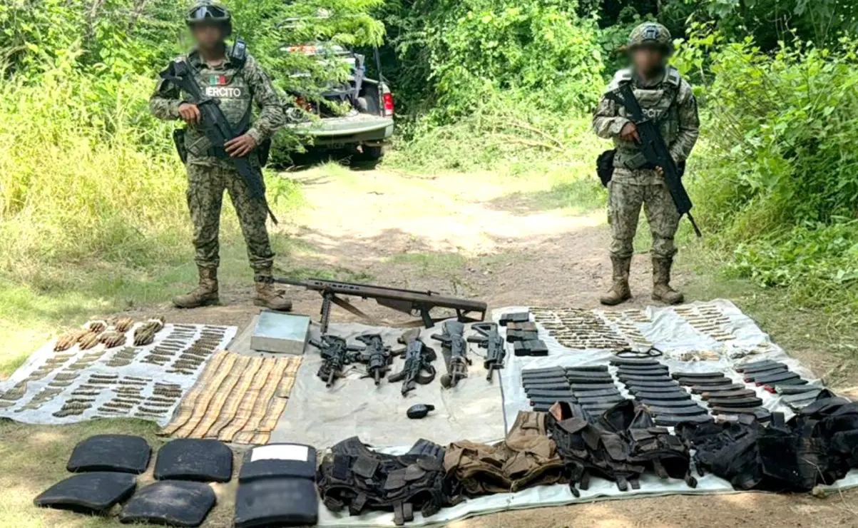 Armas de alto poder, municiones y equipo táctico asegurados durante este operativo. Foto: SSPC
