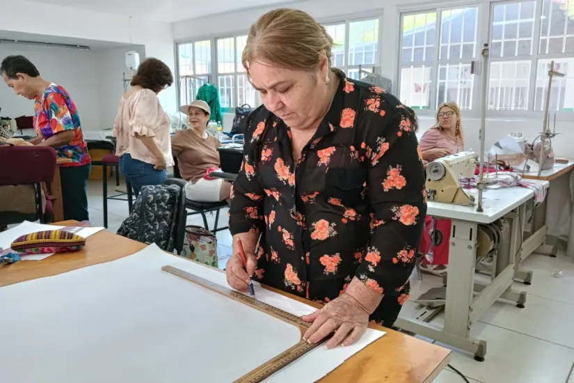 imagen recuadro Esperanza prioriza el aprendizaje formal: nada de improvisaciones sobre prendas ya hechas.