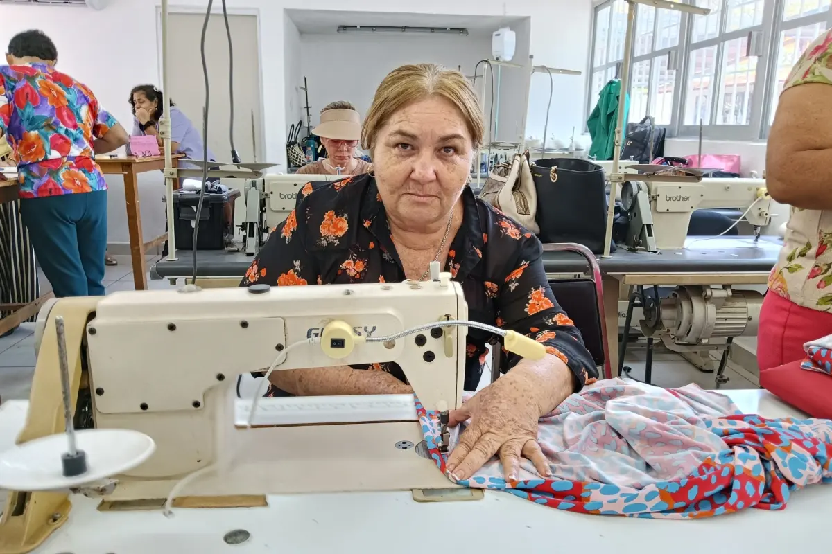Con su enseñanza en el DIF Palmito, Esperanza Rocha Agramón ayuda a materializar sueños y a fortalecer la independencia en muchas mujeres. | Imágenes de Francisco Castro