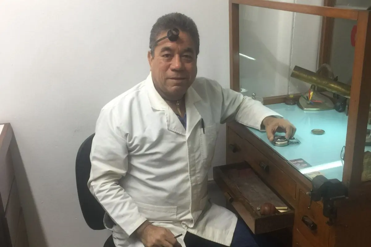 El oficio de relojero es un arte que combina la precisión técnica con la habilidad manual, y que sigue siendo relevante en la actualidad a pesar del avance de la tecnología digital, por ello es la principal pasión de Francisco Javier López Ibarra.