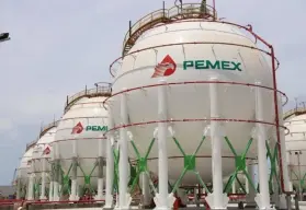 Refinerías de Pemex rebasan el millón de barriles