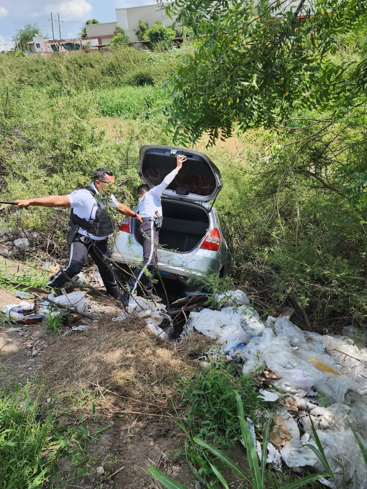 Policías viales rescatan a mujer atrapada en auto que cayó a un canal en Culiacán Policías viales rescatan a mujer atrapada en auto que cayó a un canal en Culiacán