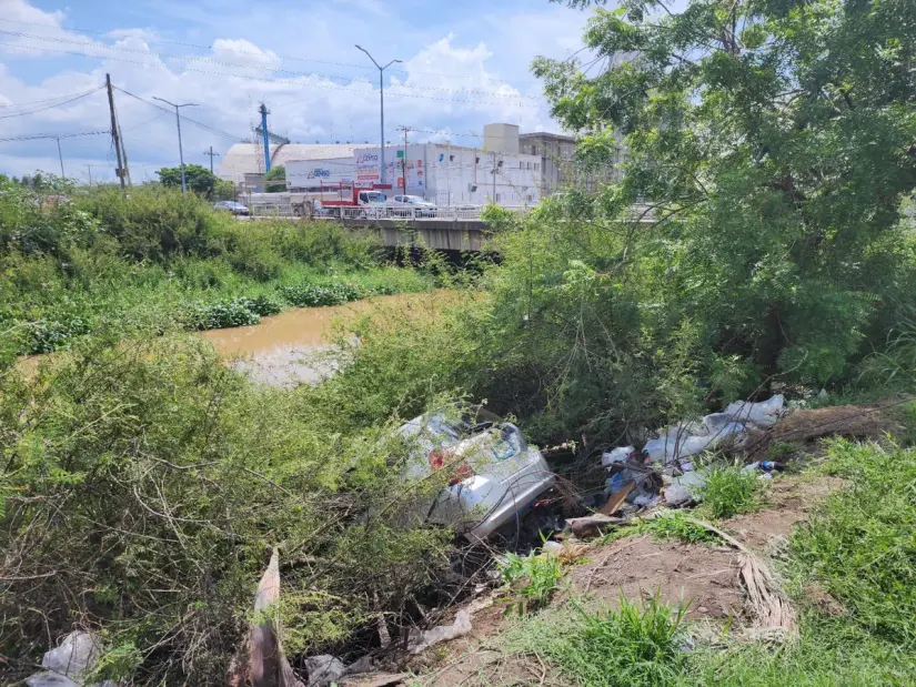 Policías viales rescatan a mujer atrapada en auto que cayó a un canal en Culiacán Policías viales rescatan a mujer atrapada en auto que cayó a un canal en Culiacán