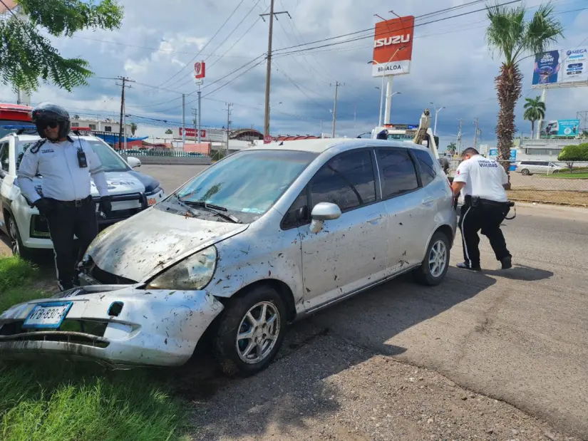 Policías viales rescatan a mujer atrapada en auto que cayó a un canal en Culiacán Policías viales rescatan a mujer atrapada en auto que cayó a un canal en Culiacán