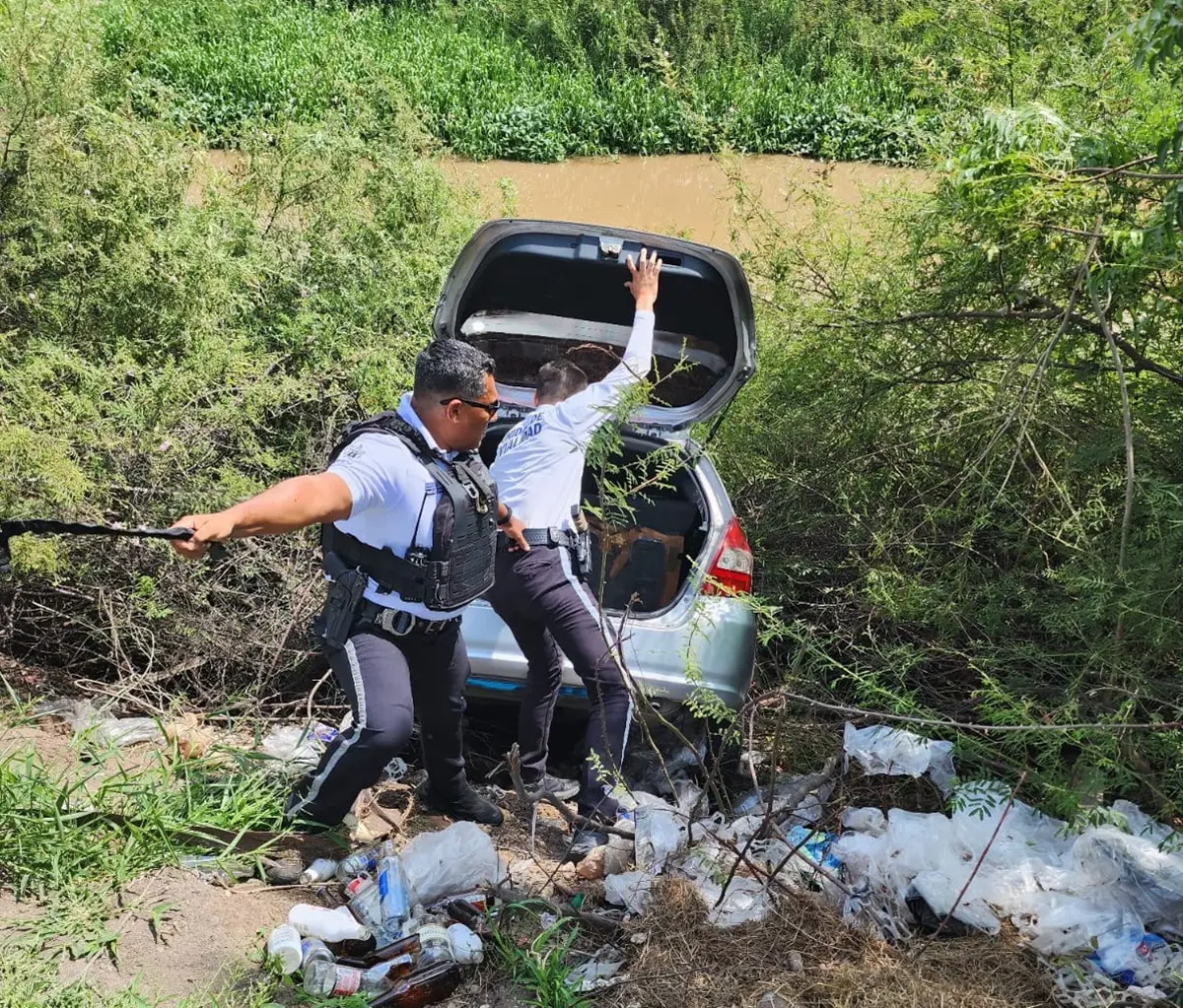 Policías viales rescatan a mujer atrapada en auto que cayó a un canal en Culiacán