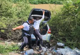 Mujer se queda dormida y su auto cae a un canal en Culiacán; policías la salvan