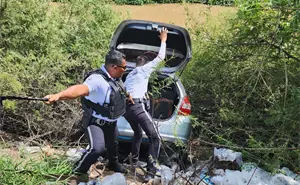 Mujer se queda dormida y su auto cae a un canal en Culiacán; policías la salvan