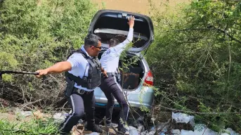 Mujer se queda dormida y su auto cae a un canal en Culiacán; policías la salvan
