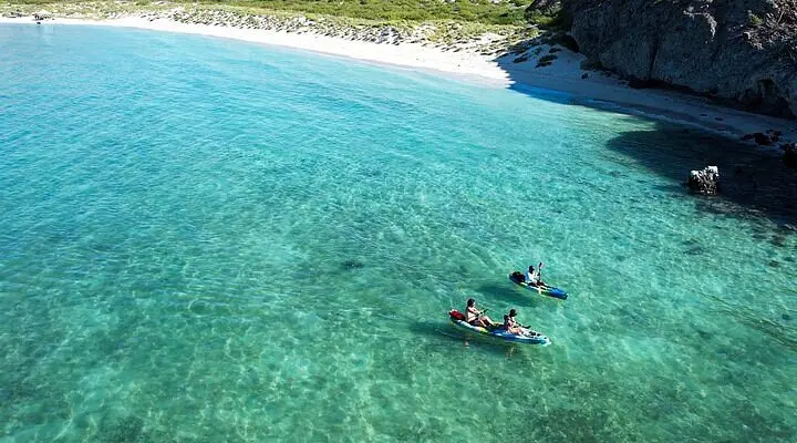 En tu visita a Punta Calabozo, puedes disfrutar de sus aguas cristalinas con paseos en Kayak. Foto: Cortesía.
