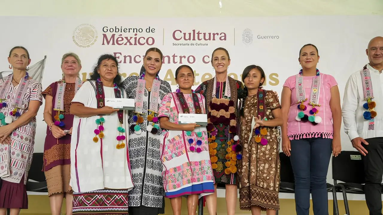 La meta es entregar 500 mdp en créditos para mujeres artesanas. Foto: Gob. de México