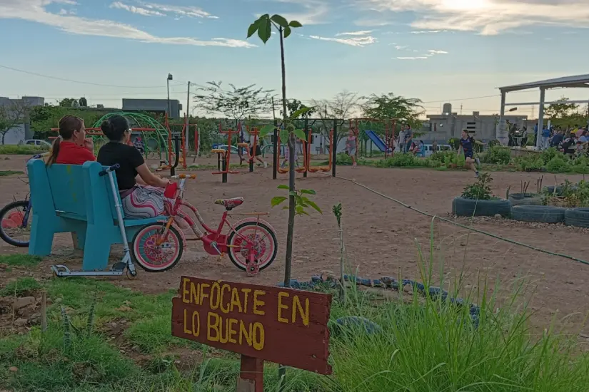 El parque Prados del Sol 2 del Desierto cuenta con un jardín que es considerado un oasis verde por los vecinos.