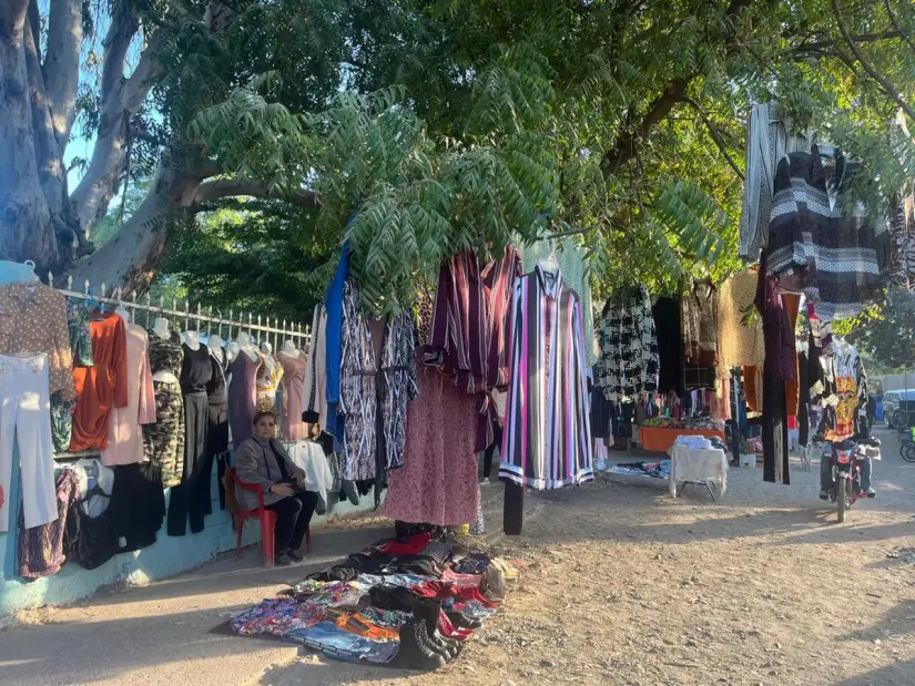 Cada domingo, Teresita instala su puesto en el tianguis de la colonia 5 de Febrero, donde ofrece ropa moderna y accesible con mucho estilo. Foto:  Juan Madrigal