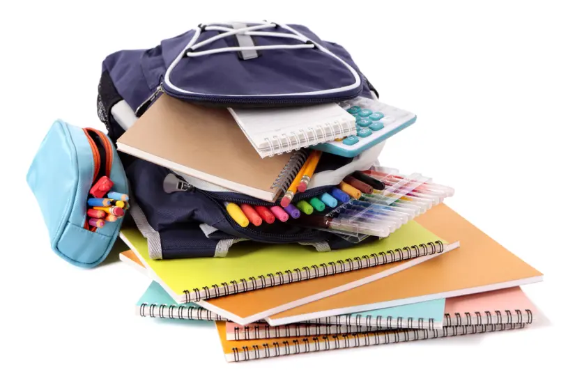 Los vales escolares de Hidalgo incluirán varios utiles escolares y uniformes completos. Foto: Freepik. 