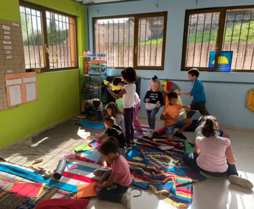 El trabajar juntos docentes y alumnos para crear el mural permite fortalecer el sentido de pertenencia. Foto: cortesía El trabajar juntos docentes y alumnos para crear el mural permite fortalecer el sentido de pertenencia. Foto: cortesía.