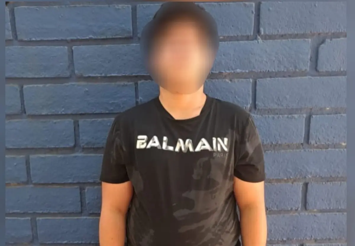 Durante un operativo de vigilancia en la colonia Villa del Cedro, en Culiacán, elementos de seguridad detuvieron a un hombre armado que transportaba más de 100 ponchallantas en su vehículo.