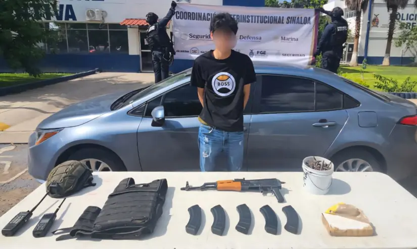 En Culiacán, el Grupo Interinstitucional asegura un vehículo y detiene a un civil con arma larga, municiones y droga. En Culiacán, el Grupo Interinstitucional asegura un vehículo y detiene a un civil con arma larga, municiones y droga.