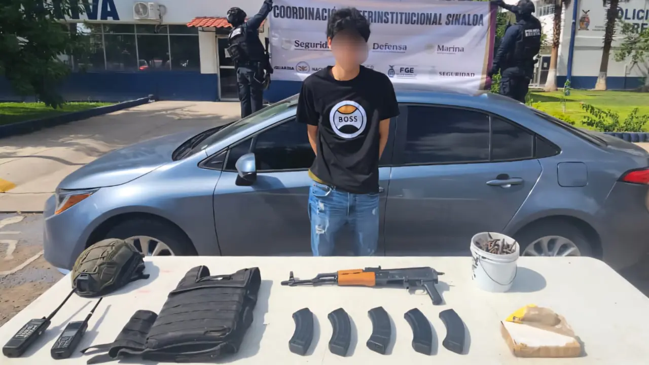 Capturan en Culiacán a hombre con fusil, cargadores y droga en vehículo robado.