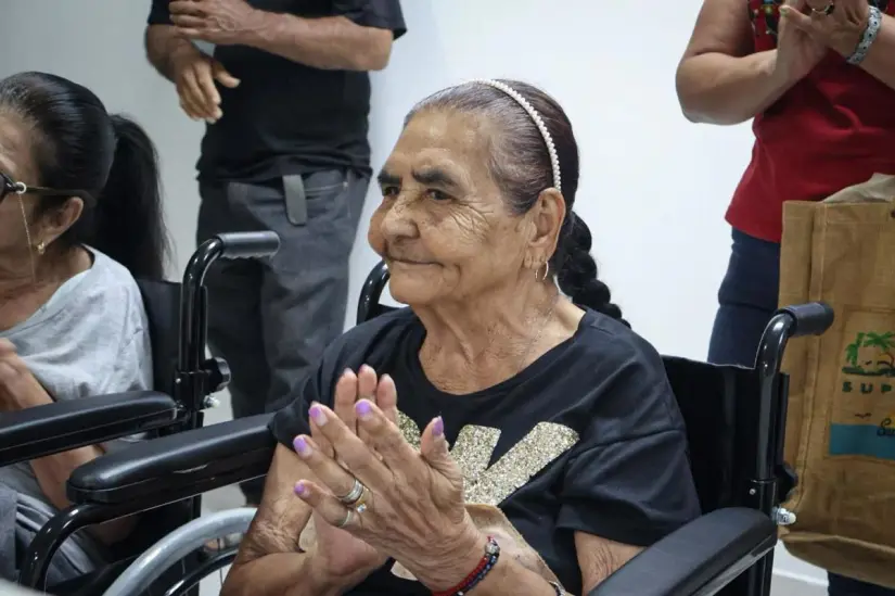 Personas en situación de vulnerabilidad reciben sillas de ruedas del DIF Culiacán. Foto: Ayuntamiento de Culiacán 