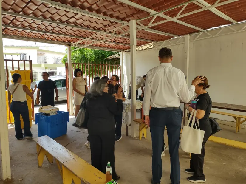 En la colonia Guadalupe Victoria, la capilla Santa Clara de Asís abrió sus puertas para la Feria de la Caridad, donde la solidaridad se convirtió en sonrisas, salud y esperanza. Foto: Juan Madrigal