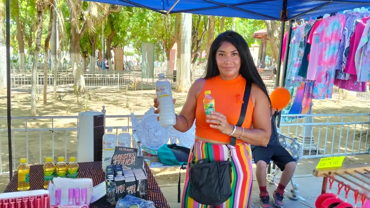 Con la mejor de las actitudes, las mujeres emprendedoras de Navolato han salido a la Plazuela Vicente Guerrero a ofrecer sus productos. Fotos: Elvia Pérez.